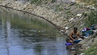 Menurut penuturan warga setempat, mereka memanfaatkan air dari saluran irigasi saat musim kemarau jika volume airnya mencukupi untuk mencuci pakaian, sementara untuk kebutuhan minum dan memasak warga menggunakan sisa air sumur, membeli air atau dengan bantuan distribusi air bersih.