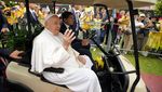 Naik Mobil Golf, Paus Fransiskus Sapa Warga Saat Tiba di Singapura