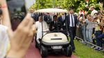 Naik Mobil Golf, Paus Fransiskus Sapa Warga Saat Tiba di Singapura