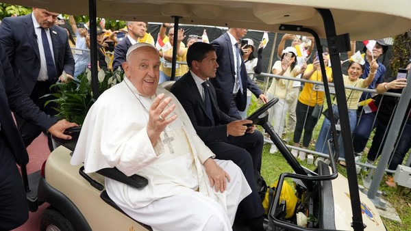 Naik Mobil Golf, Paus Fransiskus Sapa Warga Saat Tiba di Singapura