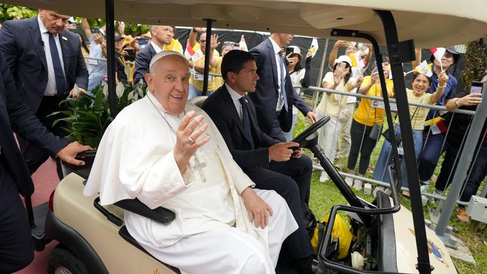 Paus Fransiskus telah tiba di Singapura pada Rabu (11/9) sore waktu setempat. Paus menyapa warga sembari menaiki mobil golf.