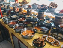 Video: Mampir ke RM Padang Peranakan Legendaris