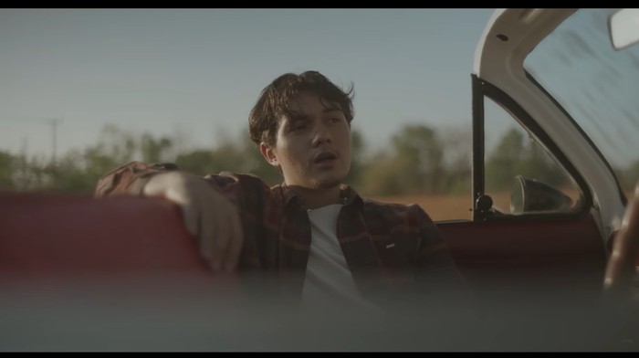 Nyoman Paul menyanyikan lagu Tunggu Apa Lagi