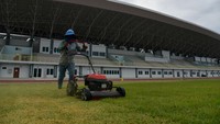 Teriknya matahari tak menyurutkan semangat para pekerja dalam mengejar target pembangunan sejumlah arena olahraga untuk pelaksanaan Pekan Olahraga Nasional (PON) XXII 2024.