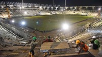 Ratusan pekerja itu tanpa mengenal siang dan malam terus bekerja keras menyelesaikan renovasi dan rekonstruksi arena serta fasilitas pendukung pelaksanaan pekan olah raga yang diselenggaran empat tahun sekali di tanah air itu.