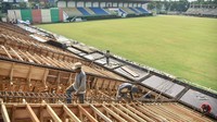 Kepulan debu beterbangan ketika sejumlah truk pengangkut material melintas di area komplek Sumut Sport Center, Desa Sena, Deli Serdang.