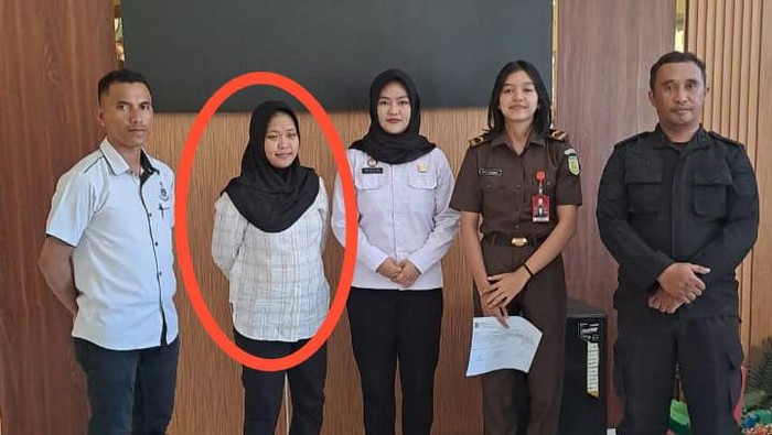 Karyawati berinisial NS (29) di Kota Palu, Sulawesi Tengah (Sulteng) ditangkap polisi gegara menggelapkan uang perusahaan senilai Rp 560 juta.