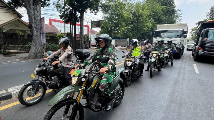 Patroli sinergitas menggunakan motor di berbagai titik strategis di Kota Malang