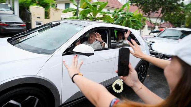 Paus Fransiskus naik Hyundai Ioniq 5 di Singapura.