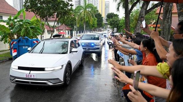 Paus Fransiskus naik Hyundai Ioniq 5 di Singapura.