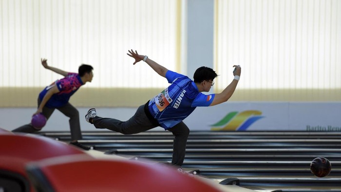 Pebowling melempar bola pada babak penyisihan double putra, di Gor Bowling Hj. Rayati Syafrin, Deli Serdang (Foto: Dok PB PON XXI Sumut)