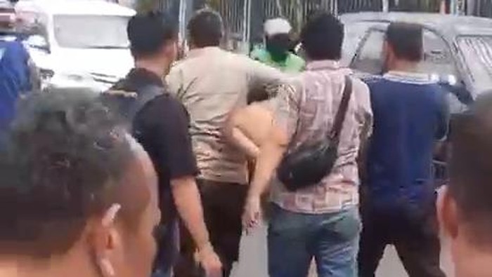Pelaku pencurian motor di Palembang saat diamankan polisi usai diamuk massa.