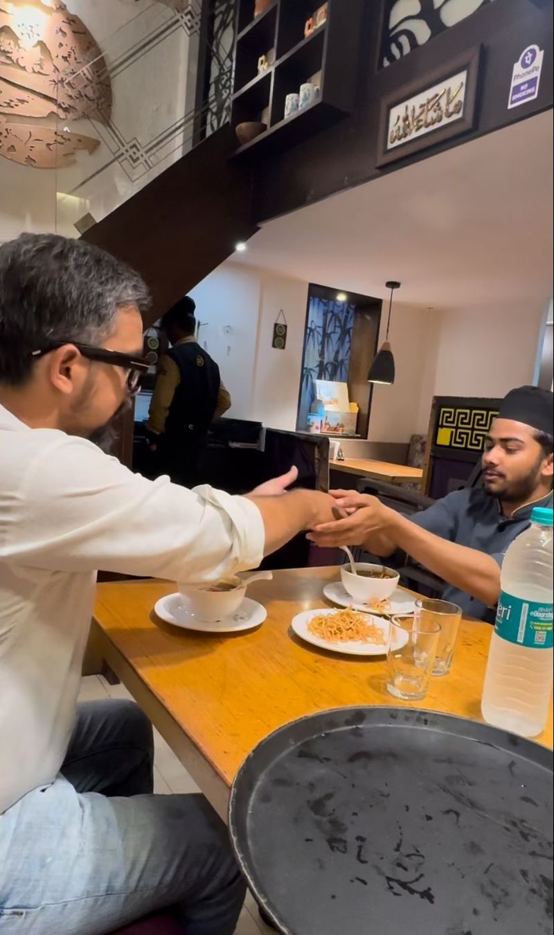 pelayan restoran ditraktir makan sup bikin haru