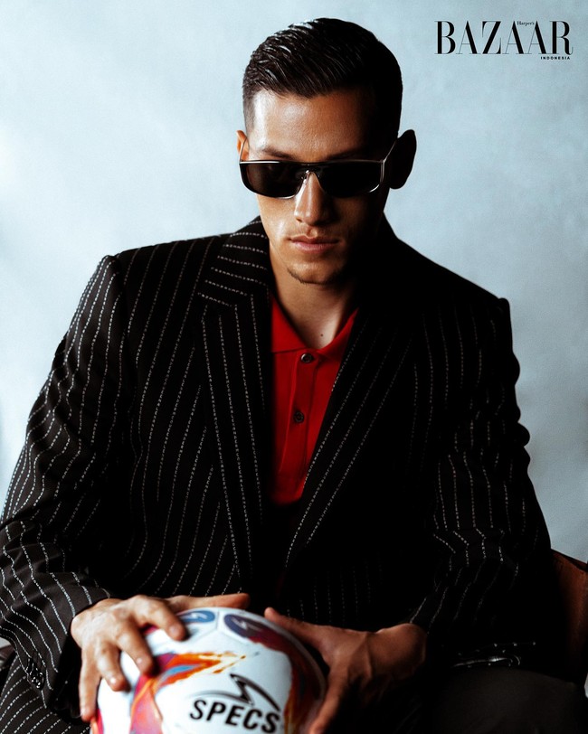 Jay IdzesPria kelahiran Belanda ini menuai sorotan dalam laga Indonesia lawan Australia. Di Instagram, kapten timnas Indonesia tersebut juga mendapat perhatian dari netizen karena gaya-gayanya. Begini penampilannya saat jadi model majalah. Foto: Instagram