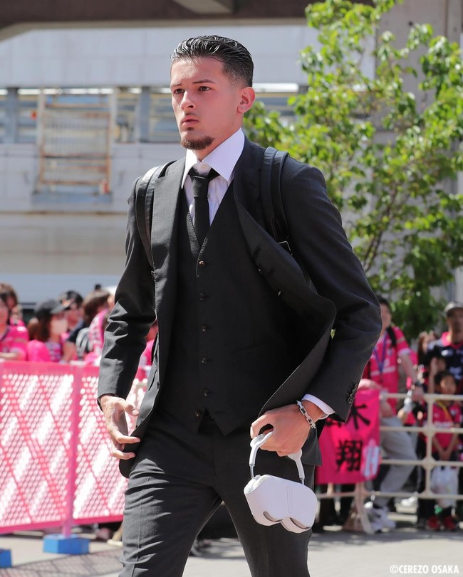 Justin HubnerDalam berbagai kesempatan, pemain bola tak jarang juga perlu mengenakan setelan. Begini gaya pria 20 tahun yang bermain untuk Cerezo Osaka tersebut saat berada di Jepang. Foto: Instagram