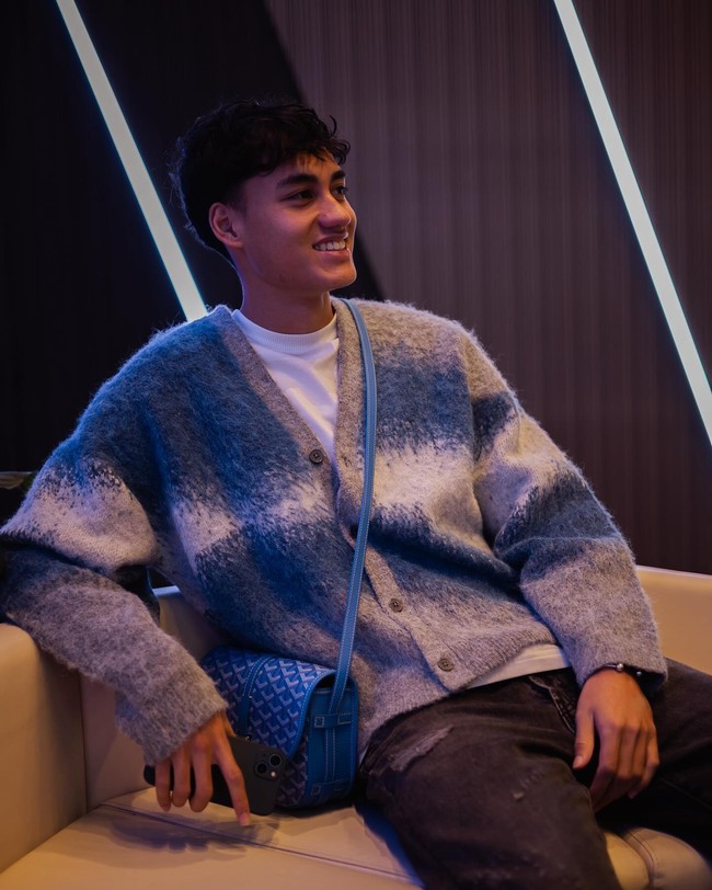 Rafael StruickStruick adalah pemain tim u-23 naturalisasi kelahiran Belanda keturunan Indonesia. Ia memiliki darah Indonesia dari sang ibu. Di Instagram, pria 21 tahun itu sering memamerkan pesonanya.Foto: Instagram