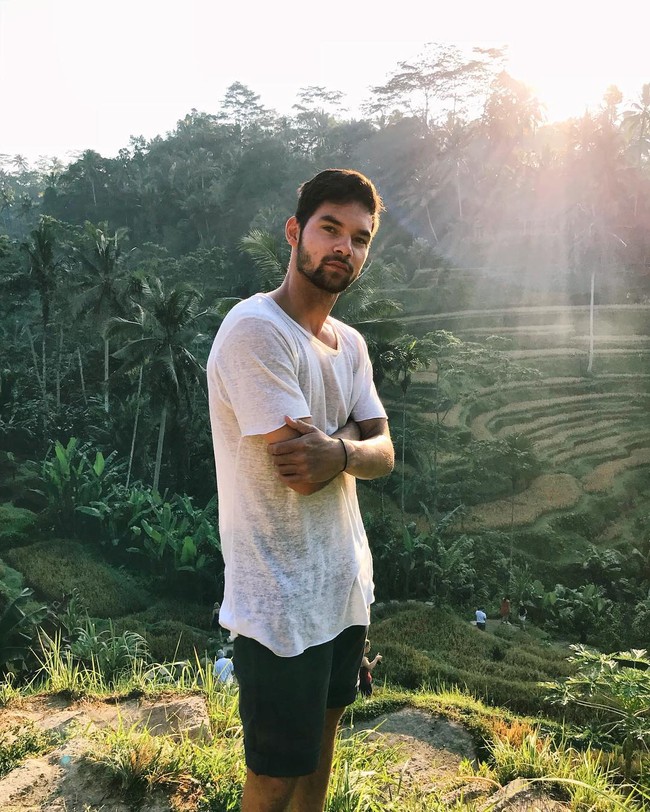 Sandy WalshSandy Walsh adalah salah satu pemain timnas yang dipuji karena ketampanannya. Begini penampilan bek kelahiran Belgia itu ketika di luar lapangan saat menikmati liburan di Bali.Foto: Instagram
