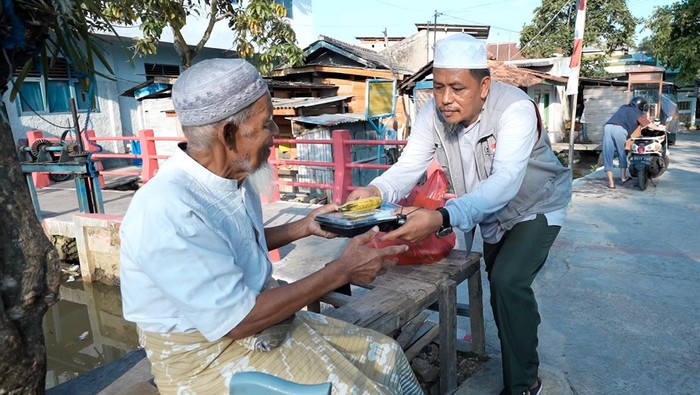 Pemberian paket makanan Timbel Kanyaah di Cianjur