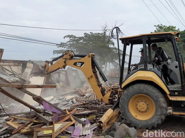Pembongkaran bangunan liar di jalan Pantura wilayah Bancang, Kecamatan Losari, Kabupaten Brebes, Rabu (11/9/2024).