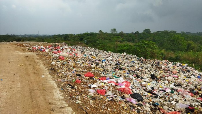 Pemkab Serang dan Pemkot Tangsel buang sampah ke TPA Bangkonol, Pandeglang.
