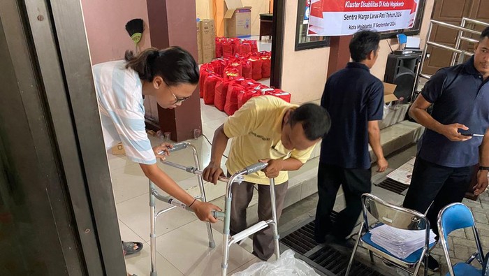 Pemkot Mojokerto menyalurkan bantuan paket sembako dan alat bantu jalan kepada 115 penyandang disabilitas