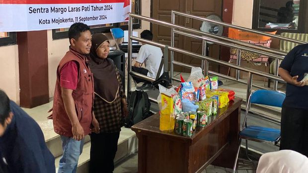 Pemkot Mojokerto menyalurkan bantuan paket sembako dan alat bantu jalan kepada 115 penyandang disabilitas