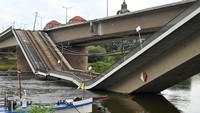 Menurut pemadam kebakaran, sebagian jembatan sepanjang sekitar 100 meter ambruk ke sungai Elbe dan menghalangi alur sungai.  