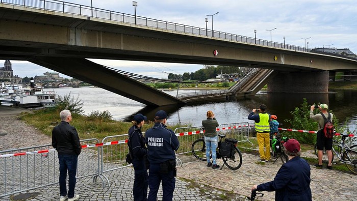 Penampakan Jembatan di Dresden Jerman Ambruk View of the broken part of the Carola Bridge (Carolabruecke) which collapsed into the Elbe, in Dresden, Germany September 11, 2024. REUTERS/Matthias Rietschel TPX IMAGES OF THE DAY