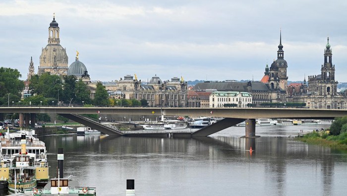 View of the broken part of the Carola Bridge (Carolabruecke) which collapsed into the Elbe, in Dresden, Germany September 11, 2024. REUTERS/Matthias Rietschel     TPX IMAGES OF THE DAY