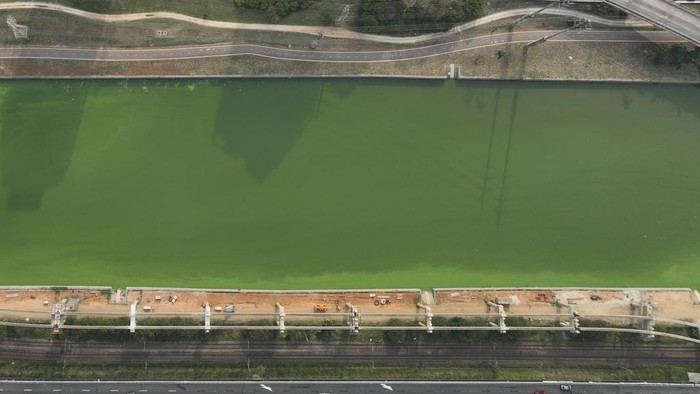 Penampakan Sungai di Brasil Berubah Jadi Warna Hijau Akibat Kekeringan Sungai Pinheiros yang berada di Sao Paulo, Brasil berubah warna menjadi hijau. Hal itu terjadi akibat kekeringan parah.
