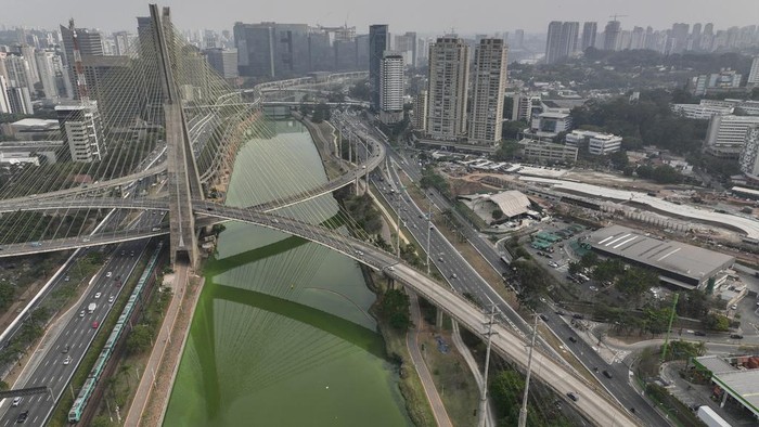 Sungai Pinheiros yang berada di Sao Paulo, Brasil berubah warna menjadi hijau. Hal itu terjadi akibat kekeringan parah.