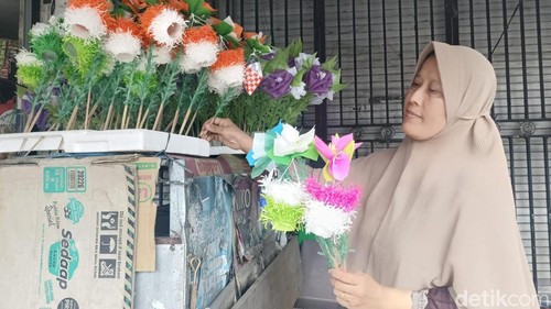 Penjual kembang telur, Suryati, saat menata berbagai motif kembang telur yang dijualnya di Jalan Pemogan Nomor 178 Denpasar, Bali, Rabu (11/9/2024). (Ni Made Lastri Karsiani Putri/detikBali)