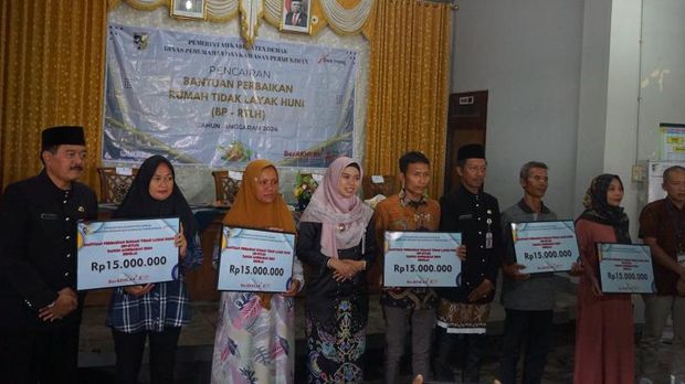 Penyerahan bantuan rumah tak layak huni