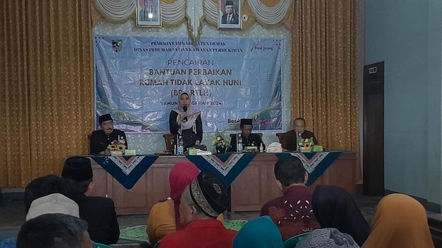 Penyerahan bantuan rumah tak layak huni