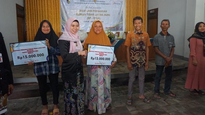 Penyerahan bantuan rumah tak layak huni