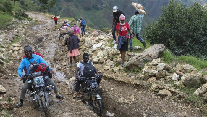 Perjuangan Warga Haiti Melintasi Jalan Pegunungan Demi Hindari Kekerasan Geng Kekerasan geng kriminal di Port-au-Prince, Haiti belum kunjung usai. Sebagian warga mencari jalan aman melewati pegunungan untuk menghindari aksi tersebut.