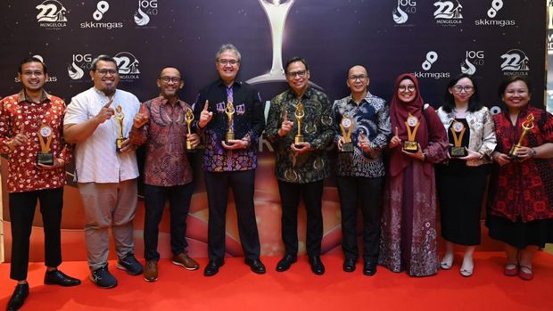 Perwakilan PHR berfoto dengan seluruh piala yang diterima dalam ajang SKK Migas Award 2024
