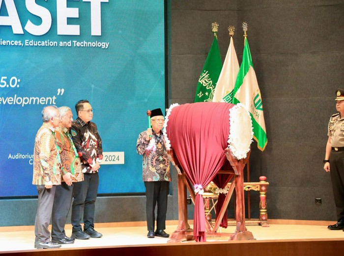 Pj Gubernur Jawa Timur Adhy Karyono mendampingi Wapres Prof Dr (HC) KH Maruf Amin