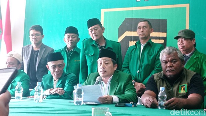 Plt Ketua DPC PPP Kota Tasikmalaya berfoto bersama sejumlah pengurus