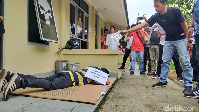 Polisi melakukan rekonstruksi kasus pembunuhan di warung bakso Empat Lawang