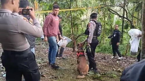Polisi mengerahkan anjing pelacak untuk membantu menyelidiki kasus pembunuhan terhadap gadis penjual gorengan di Pariaman. (Foto: Istimewa).
