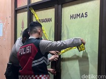 Polisi Segel Ruangan di DPRD Riau saat Penggeledahan Kasus SPPD Fiktif