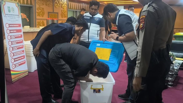 Polisi saat menyita dokumen dari kantor Sekretariat DPRD Riau (Foto: Istimewa)