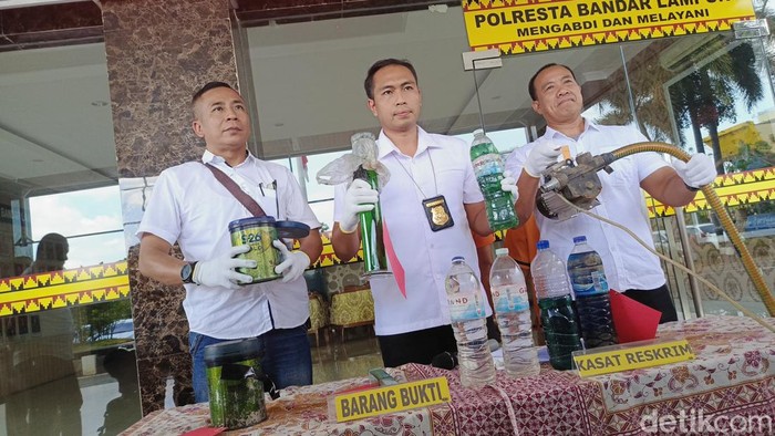 Polisi tunjukkan barang bukti BBM palsu