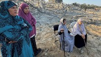 Puluhan ribu warga Palestina yang mengungsi dari perang, mencari perlindungan di area tersebut dan tinggal di kamp-kamp pengungsi.  