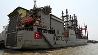 Kapal tongkang tersebut sementara berlabuh di bekas dermaga Ecuagran di Sungai Guayas di Guayaquil dan dijadwalkan untuk memulai operasi komersial akhir minggu ini.  