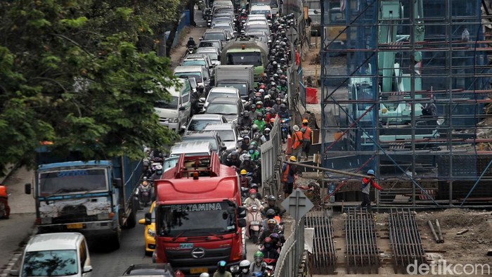 Kemacetan terjadi di sebelah proyek Jalan Tol Harbour Road 2 di Jalan RE Martadinata, kawasan Ancol, Jakarta Utara, Rabu (11/9/2024).