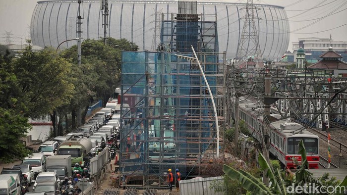 Potret Kemacetan Parah Imbas Proyek Tol Harbour Road II di Jakut Kemacetan terjadi di sebelah proyek Jalan Tol Harbour Road 2 di Jalan RE Martadinata, kawasan Ancol, Jakarta Utara, Rabu (11/9/2024).