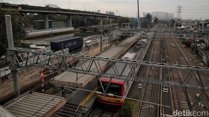 Potret Kemacetan Parah Imbas Proyek Tol Harbour Road II di Jakut Kemacetan terjadi di sebelah proyek Jalan Tol Harbour Road 2 di Jalan RE Martadinata, kawasan Ancol, Jakarta Utara, Rabu (11/9/2024).