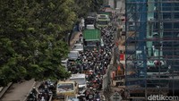 Dinas Perhubungan (Dishub) DKI Jakarta merekayasa lalu lintas (lalin) imbas pembangunan Jalan Tol Harbour Road II stage 2B di Jalan RE Martadinata dan Jalan Lodan Raya, Jakarta Utara.